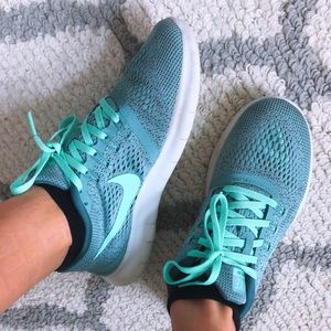teal nike tennis shoes